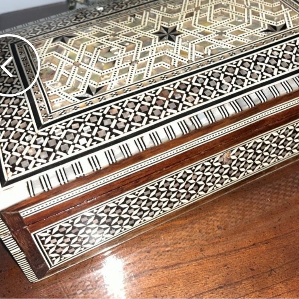 Live show listing MOP inlay box trinket